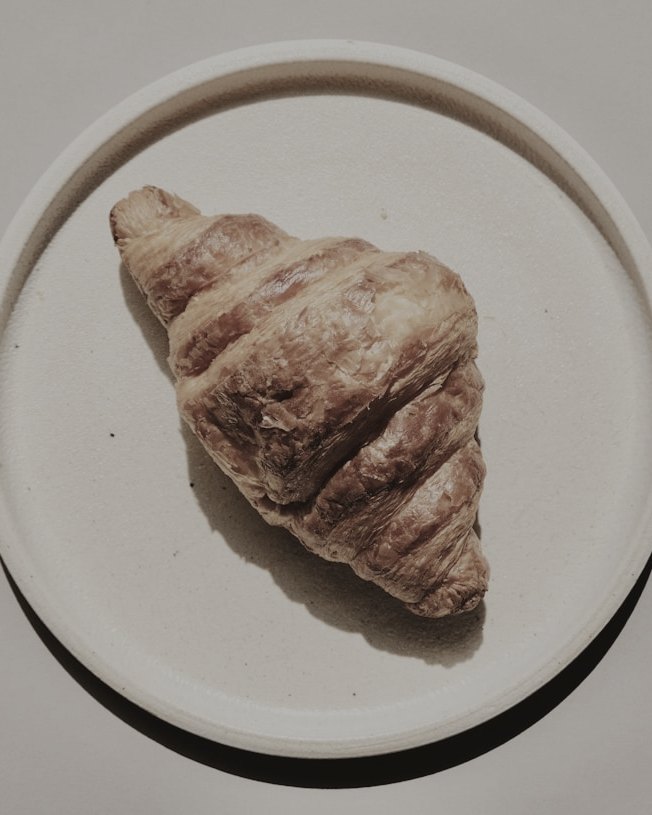 크림빛 접시에 올린 버터 크루아상